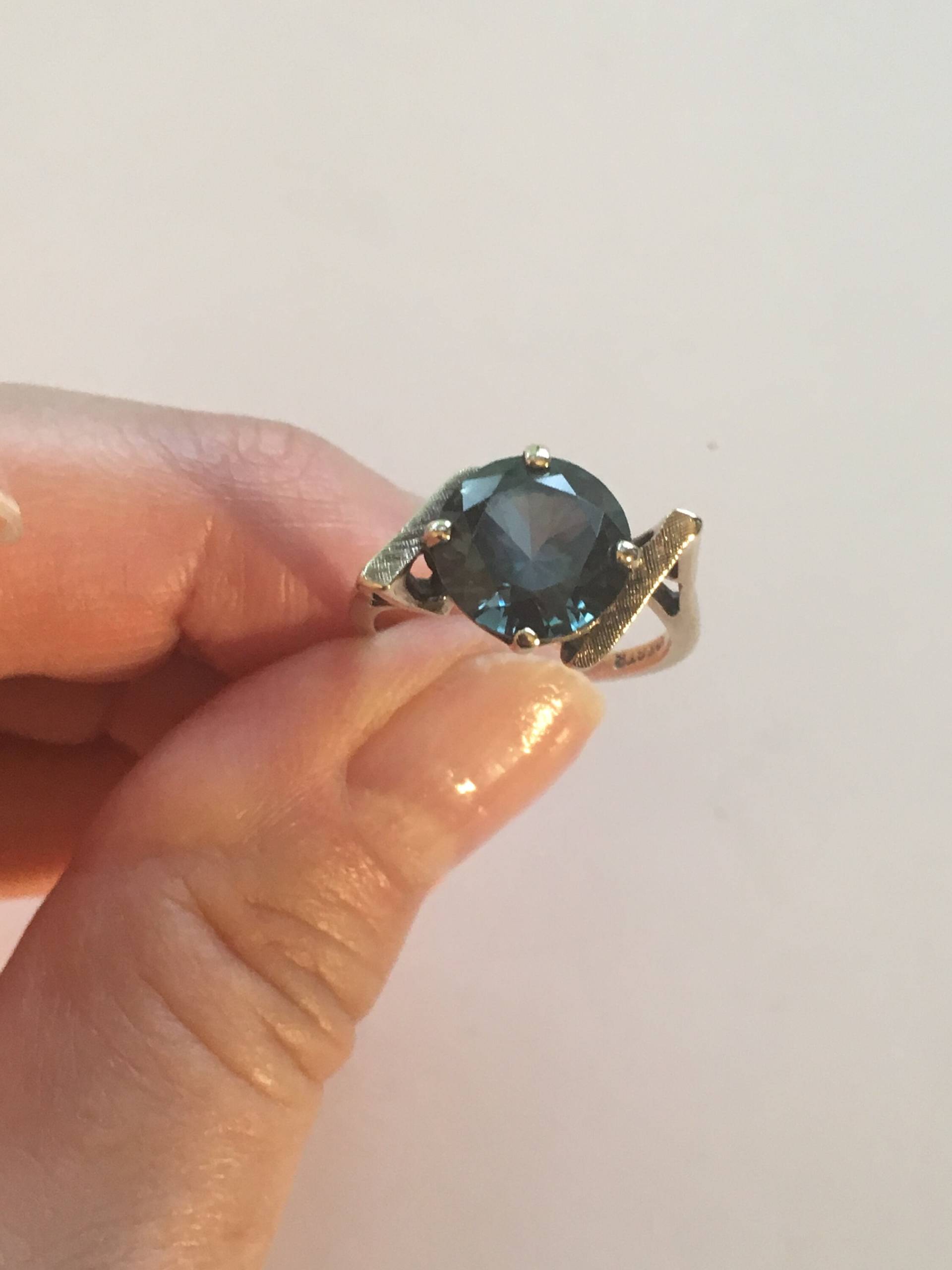 1950Er Gelbgold 3 Karo Blautopas Designer Art Deco Ring Größe 6, 5 1950Er Gelbgold 3 Karo Blautopas Designer Art Deco Ring Größe 6, 5 von Shelleyscollectibles