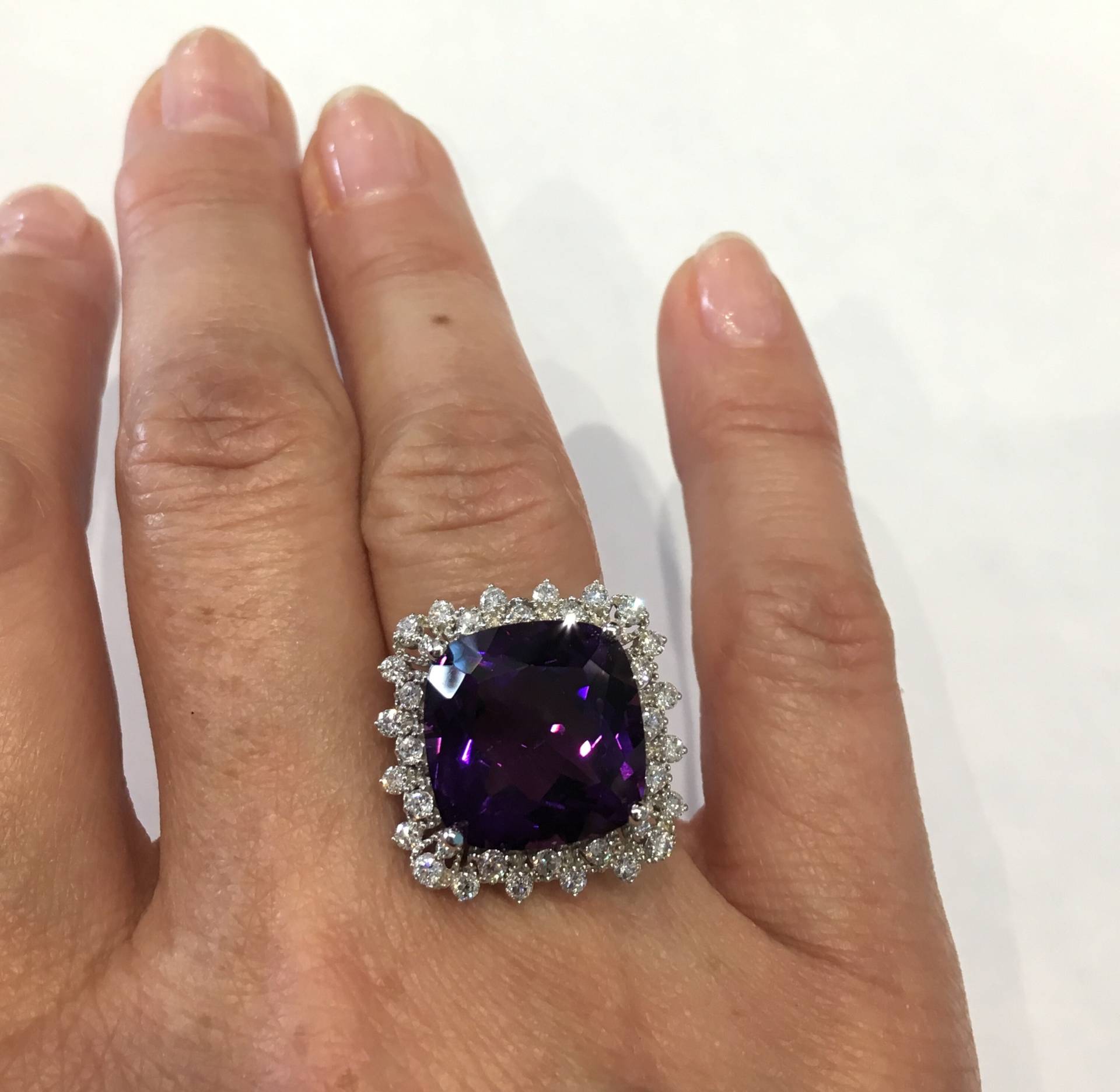 Solider 14K Weißgoldring Mit Echtem 8 Karat Amethyst Und Diamant Größe 17, 5 Solider 14K Weißgoldring Mit Echtem 8 Karat Amethyst Und Diamant Größe 17, 5 von Shelleyscollectibles