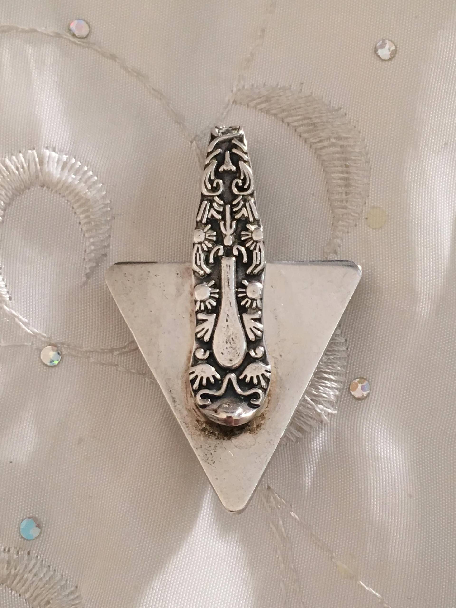 Vintage .925 Massiv Sterling Silber Dreieck Onyx Halskette Anhänger Vintage .925 Massiv Sterling Silber Dreieck Onyx Halskette Anhänger von Shelleyscollectibles