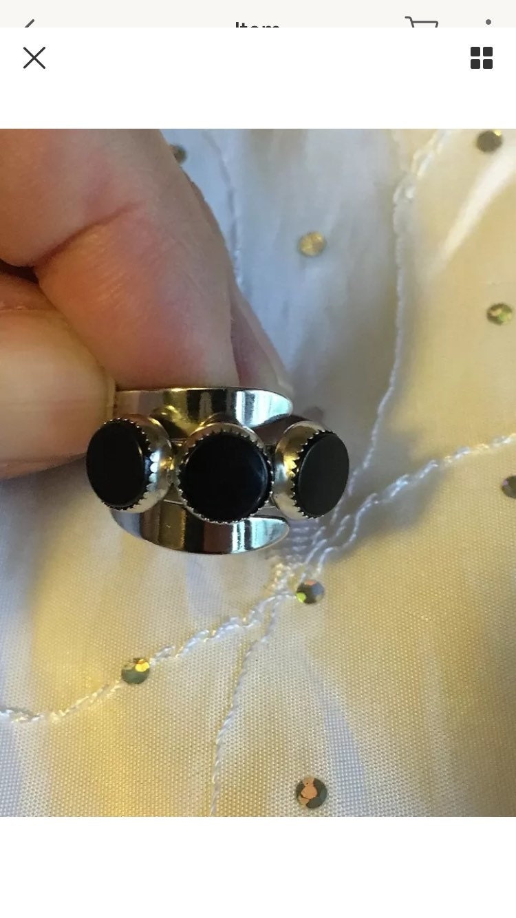 Vintage Modernist Beau Sterling Silber Rund 3 Sone Schwarz Onyx Ring Gr. 6 3/4 Vintage Modernist Beau Sterling Silber Rund 3 Sone Schwarz Onyx Ring Gr. 6 3/4 von Shelleyscollectibles