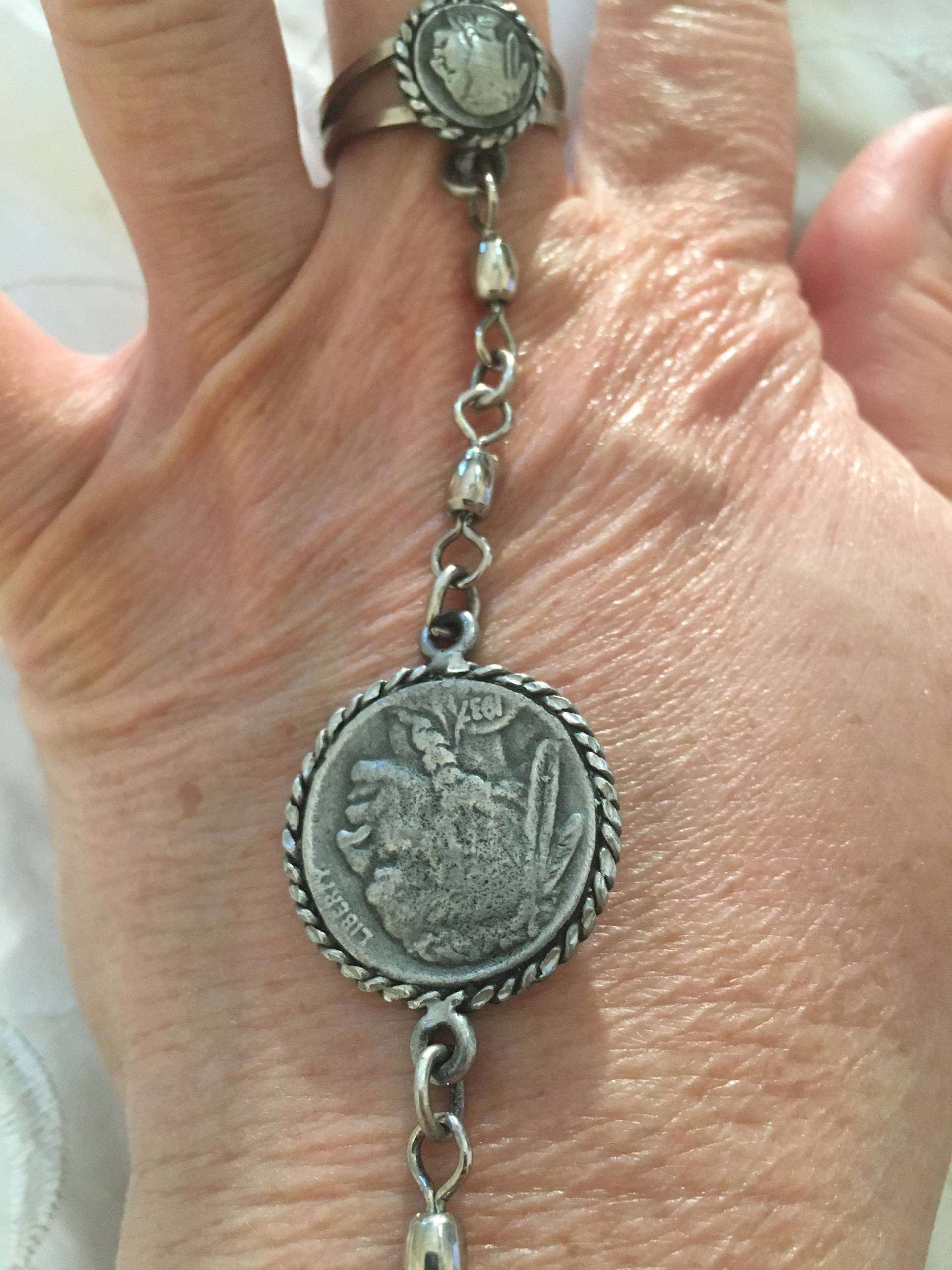 Vintage Zinn Büffel Nickel Manschettenarmband Mit Angebrachtem Kettenring Vintage Zinn Büffel Nickel Manschettenarmband Mit Angebrachtem Kettenring von Shelleyscollectibles