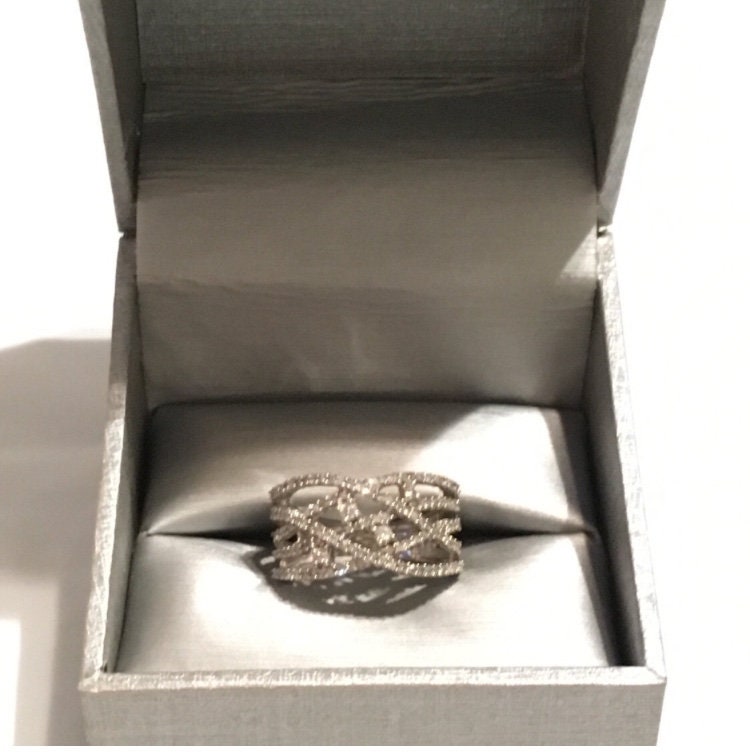 Weißgold Diamant Verschlungene Band Ring Mit 1 Ct Tw Größe 7 Weißgold Diamant Verschlungene Band Ring Mit 1 Ct Tw Größe 7 von Shelleyscollectibles