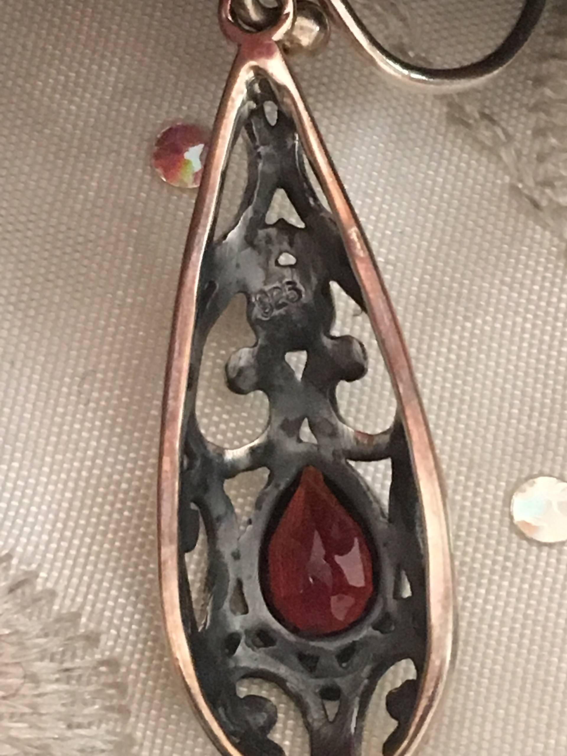 sterling Silber Granat Cabochon Scrollwork Tropfen Pierced Ohrringe sterling Silber Granat Cabochon Scrollwork Tropfen Pierced Ohrringe von Shelleyscollectibles