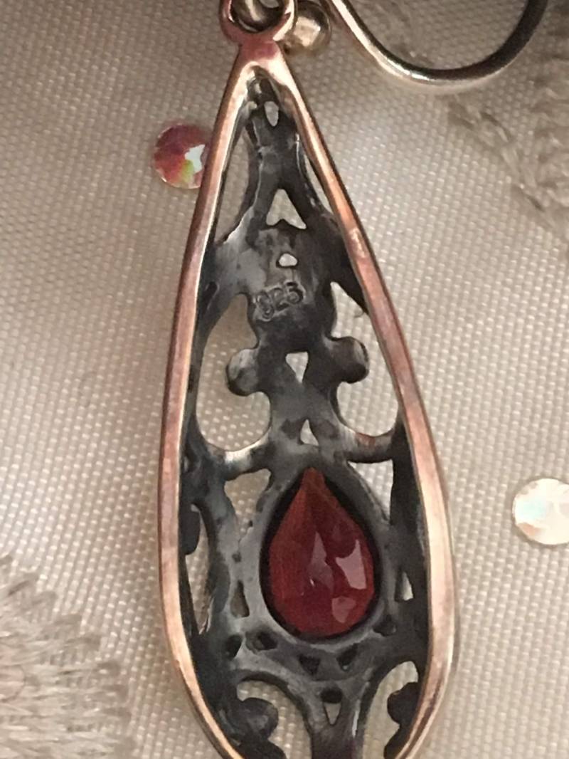sterling Silber Granat Cabochon Scrollwork Tropfen Pierced Ohrringe sterling Silber Granat Cabochon Scrollwork Tropfen Pierced Ohrringe von Shelleyscollectibles