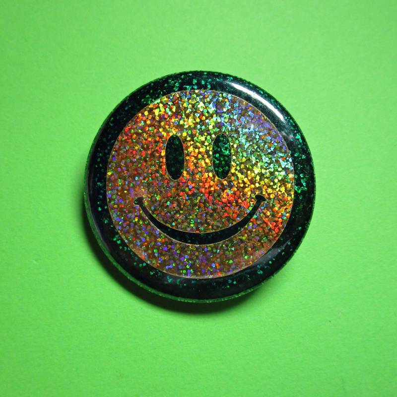 Holographisch Happy Face Anstecker, 90's Y2K Button | 3, 25 Inch von ShellsVinylDecals