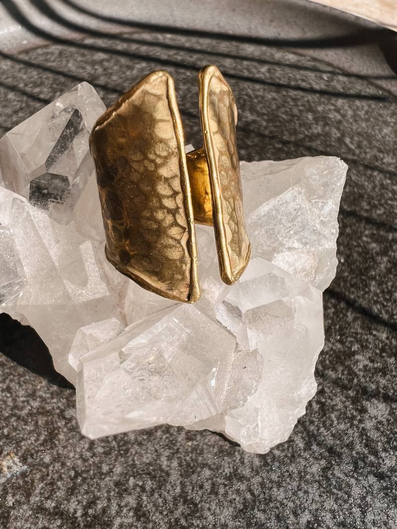 Boho Statement Ring Gold Verstellbar // Gehämmerter Messing Ethno Schmuck | Breiter Unikat Festival Accessoire Antik Stil von ShellyCreatesShop