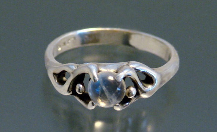 Freeform Dance Ring Mit Regenbogen Mondstein Freeform Dance Ring Mit Regenbogen Mondstein von SheppardHillDesigns