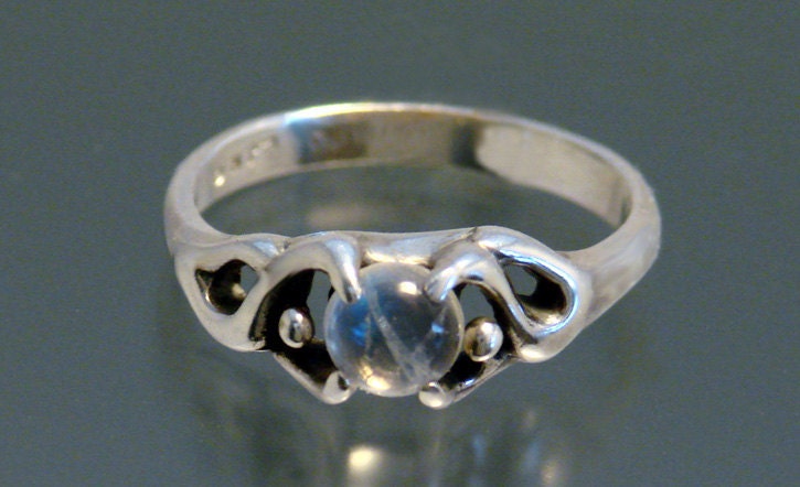 Freeform Dance Ring Mit Regenbogen Mondstein Freeform Dance Ring Mit Regenbogen Mondstein von SheppardHillDesigns