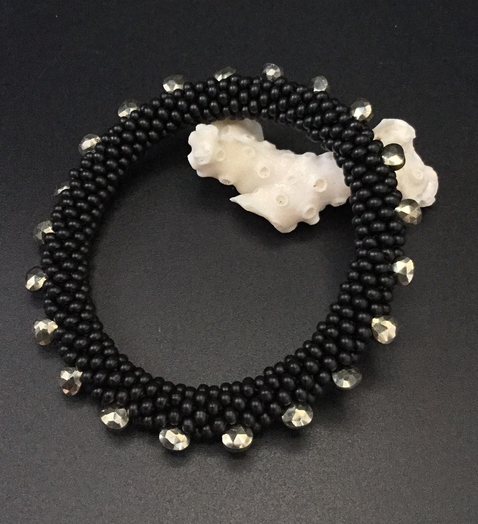 Perlen Häkel-Armreif Armband Aus Mattschwarzer Emaille & Pyrit Perlen Häkel-Armreif Armband Aus Mattschwarzer Emaille & Pyrit von SherBerman