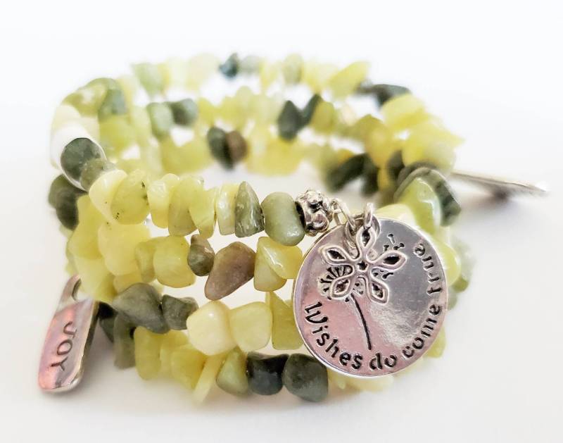 Serpentin-Edelsteinchip Wickelarmband Boho Armband Mit Memory Wire Serpentin-Edelsteinchip Wickelarmband Boho Armband Mit Memory Wire von Shopmagickalmoon
