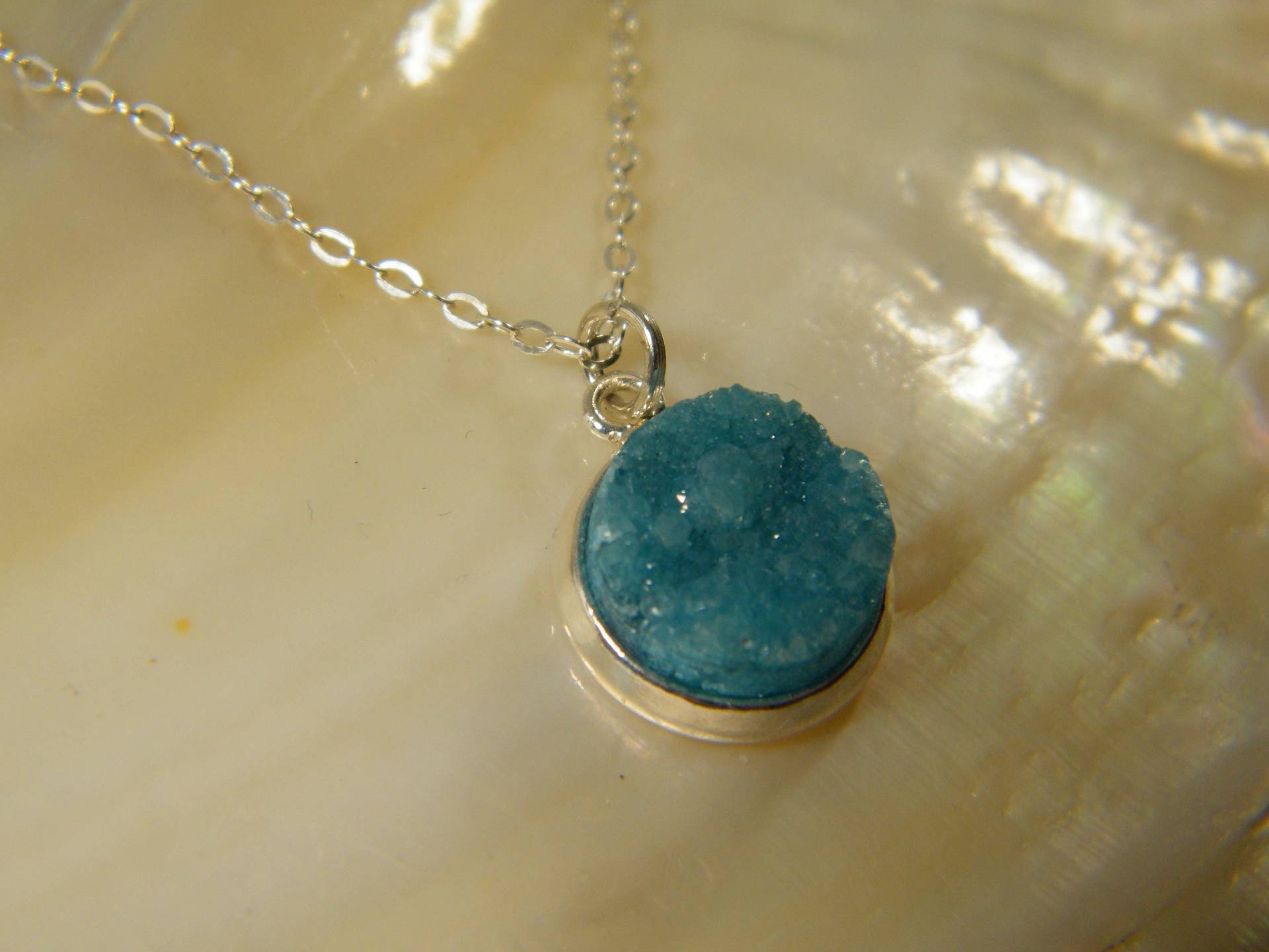 Blau, Silber Halskette, Druzy Blauer Stein Anhänger, Blaue Quarz-Halskette, Geschenk Für Sie, Brautjungfer Schmuck, Glänzenden Halskette von SheriEthnicJewelry