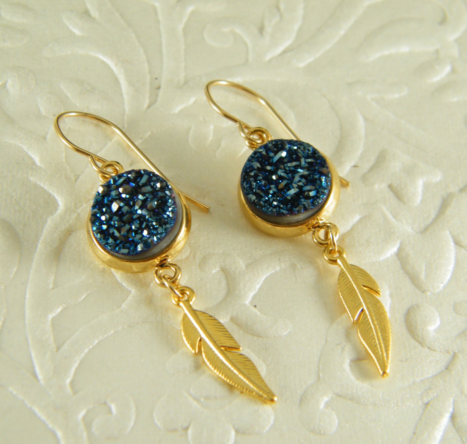 Blaue Druzy Gold Feder Ohrringe, Funkelnde Hochzeitsschmuck von SheriEthnicJewelry