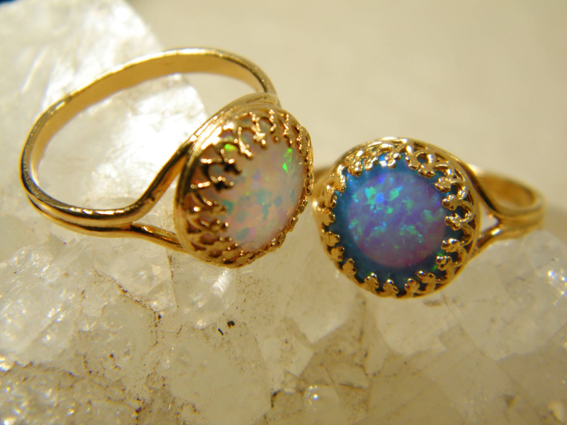 Blauer/Weißer Opal Goldring von SheriEthnicJewelry