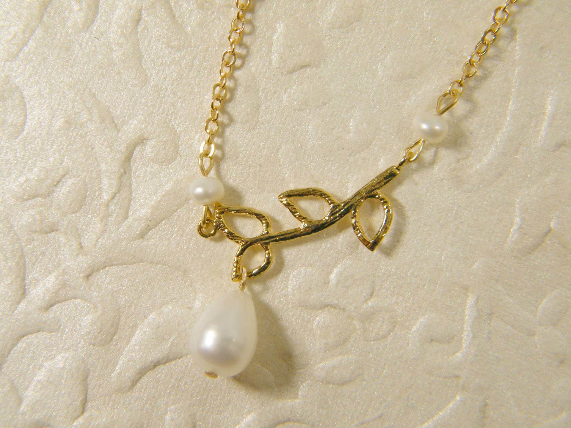 Braut Halskette, Hochzeitsschmuck, Gold Perle Perlen Anhänger, Tear Drop Perle, Weiß Geschenk Für Braut, Blatt Halskette von SheriEthnicJewelry