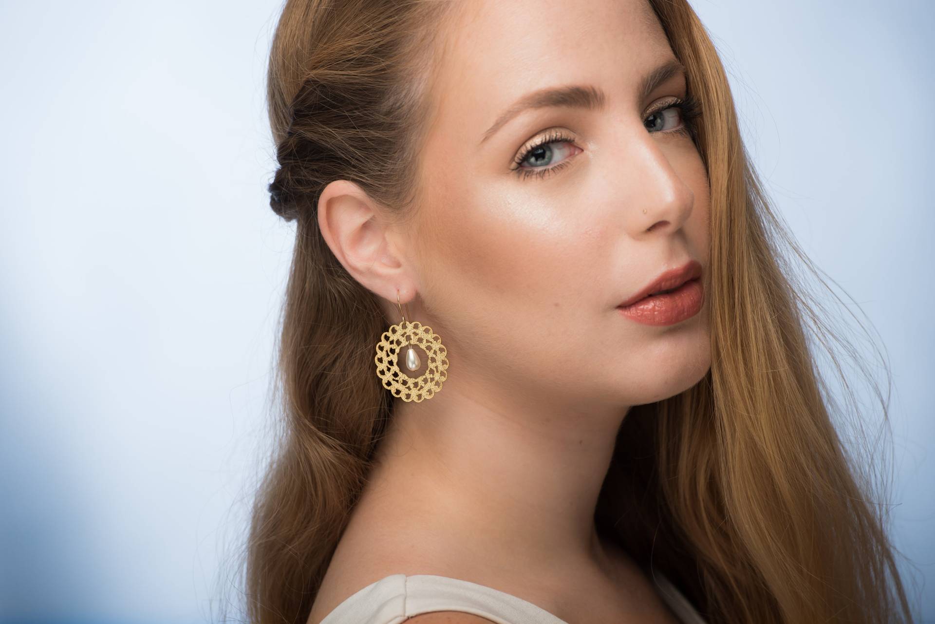 Braut Ohrringe, Hochzeitsschmuck, Gold Perlen Gold-Blumen-Ohrringe, Gold-Spitze-Ohrringe, Brautjungfer Ohrringe von SheriEthnicJewelry