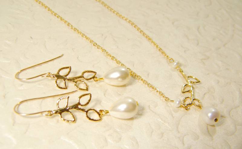 Braut-Set, Hochzeitsschmuck, Gold Perle Halskette, Blatt Ohrringe, Braut Tropfen Perle, Weiß Goldblatt Halskette von SheriEthnicJewelry