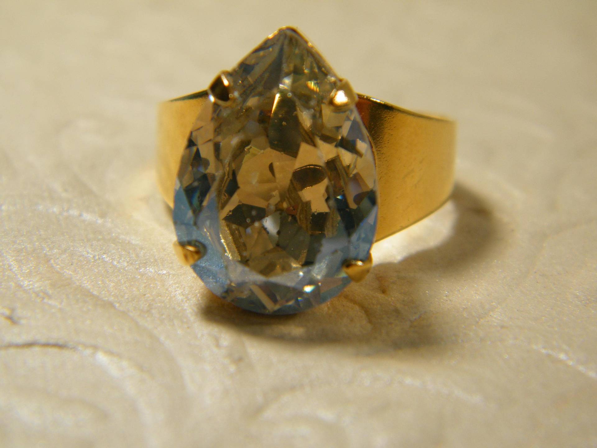 Crystal Gold Träne Tropfen Cocktail-Ring von SheriEthnicJewelry