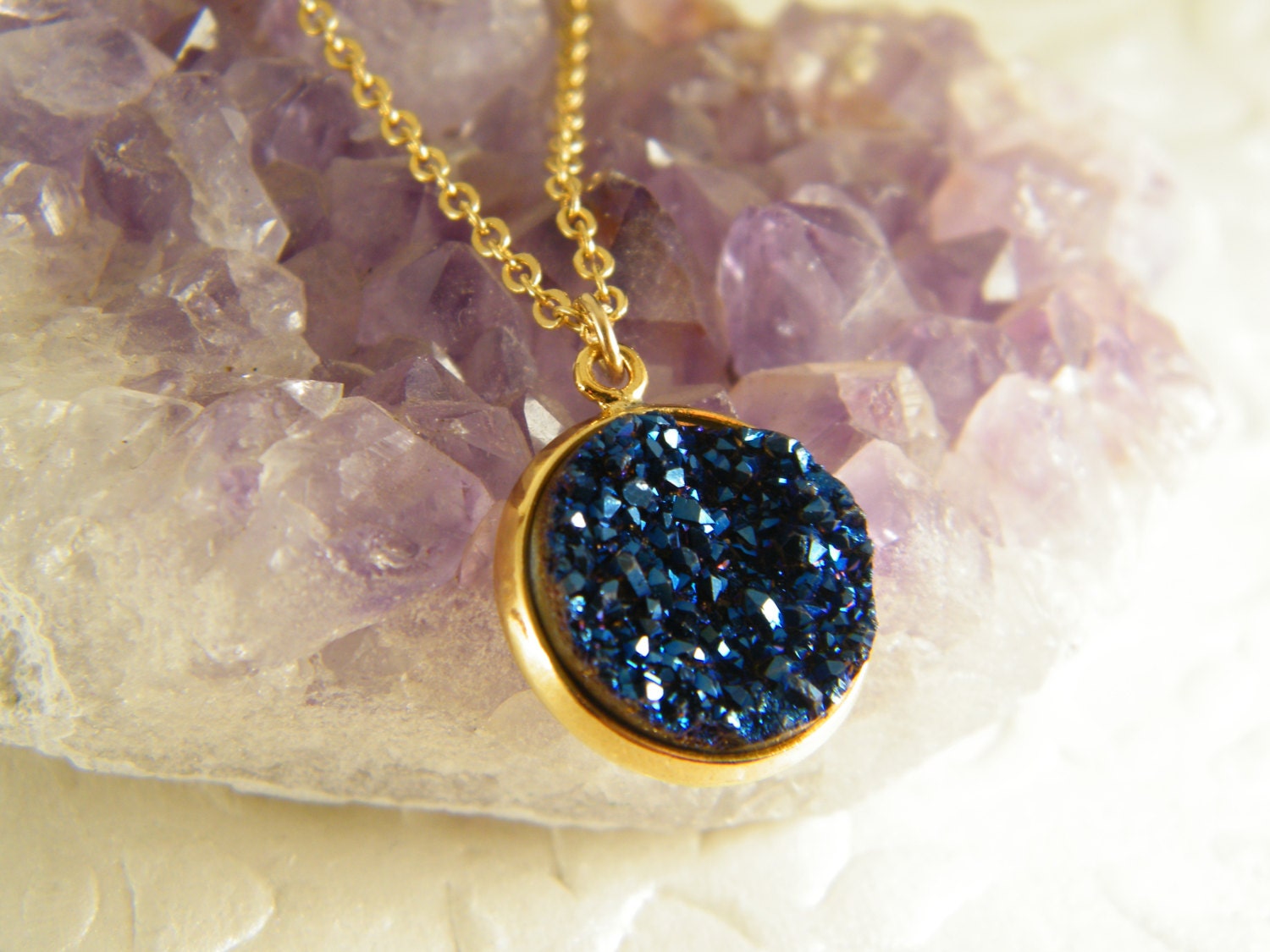 Druzy Gold Halskette, Blauer Stein Anhänger, 14 K Gefüllt Dunkelblau Edelstein Schmuck, Brautjungfer Geschenk Für Sie von SheriEthnicJewelry