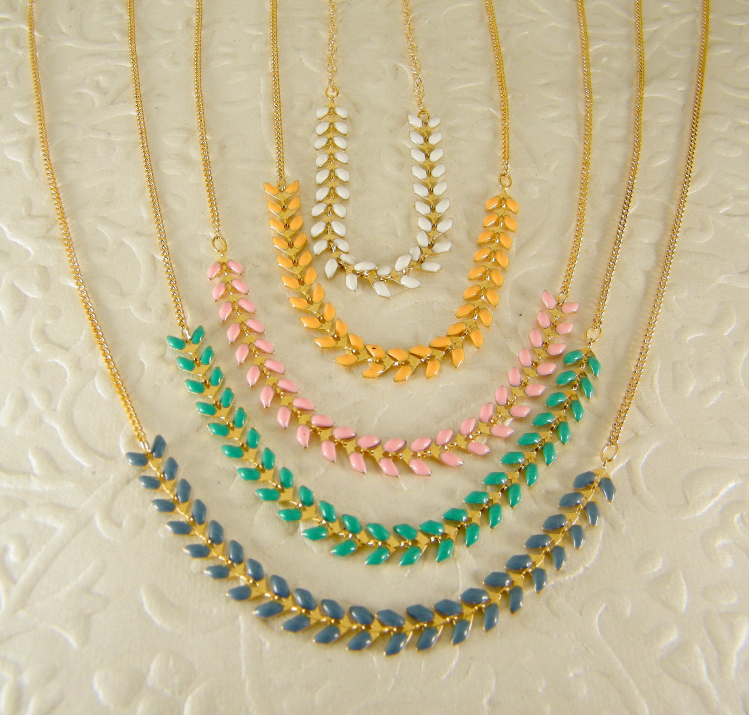 Gold Blau Weiß Gelb Rosa Halskette von SheriEthnicJewelry