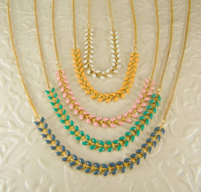 Gold Blau Weiß Gelb Rosa Halskette von SheriEthnicJewelry