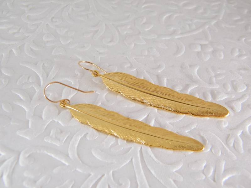 Gold Feder Ohrringe von SheriEthnicJewelry