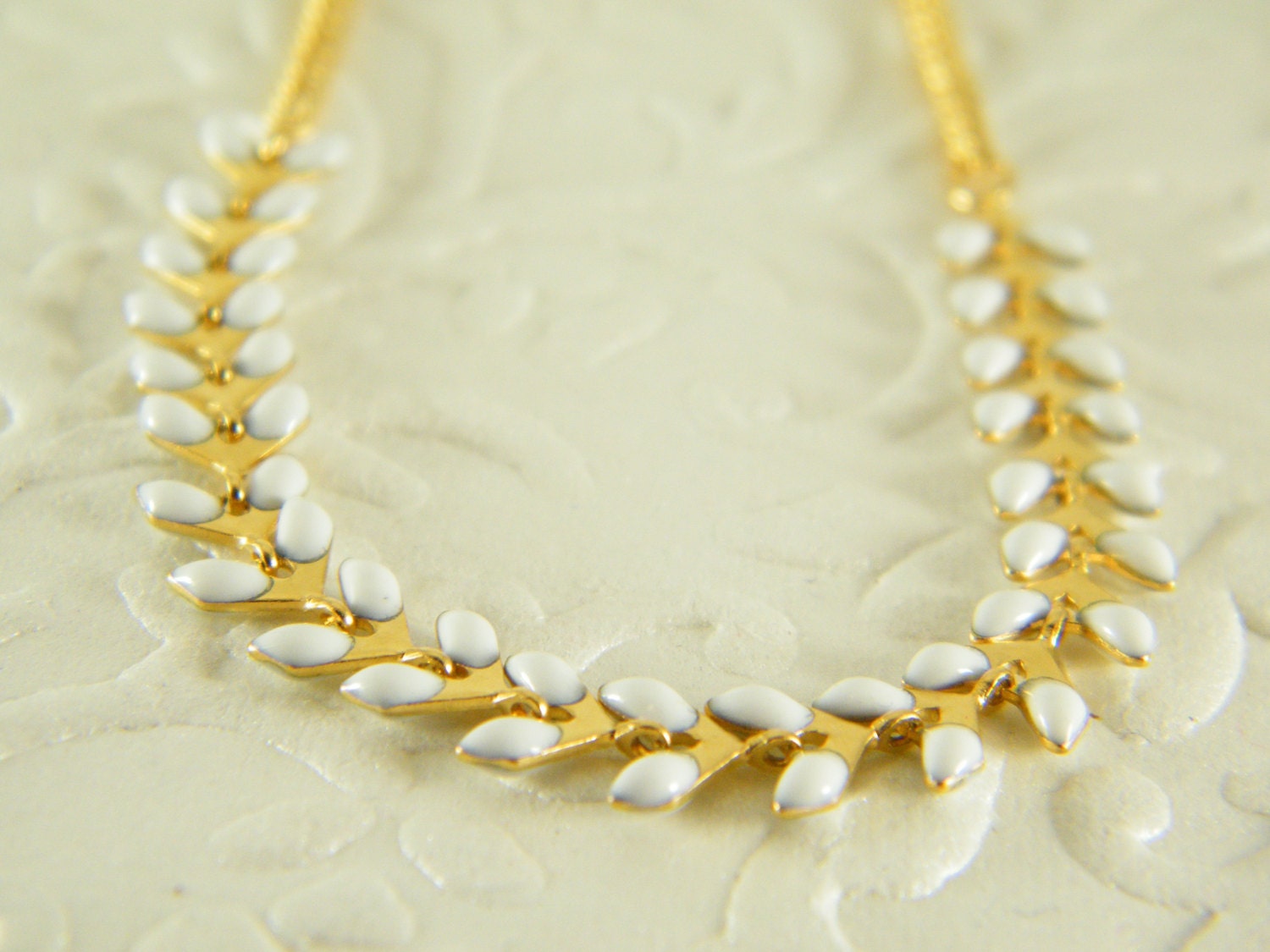 Gold-Halskette, Weiße Halskette, Braut Fisch-Knochen-Halskette, Boho Chic Hochzeitsschmuck, Geschenk Für Sie, Brautschmuck von SheriEthnicJewelry