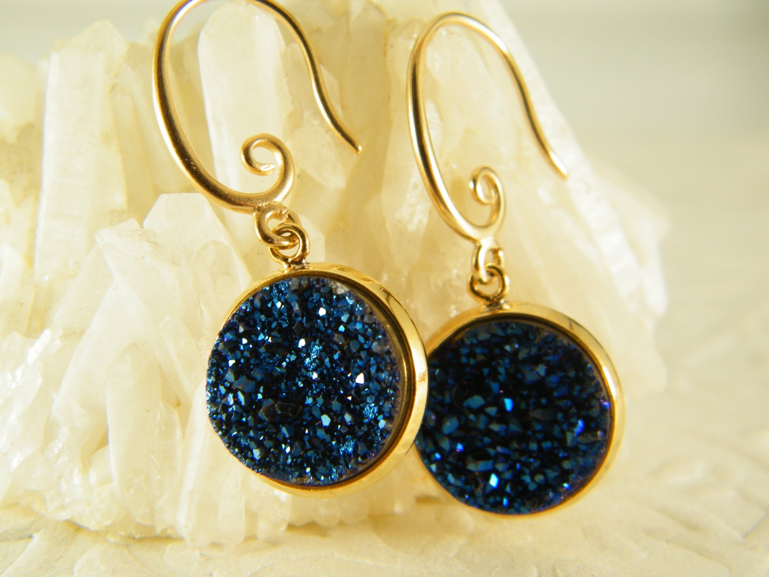 Gold Ohrringe Blau Druzy von SheriEthnicJewelry