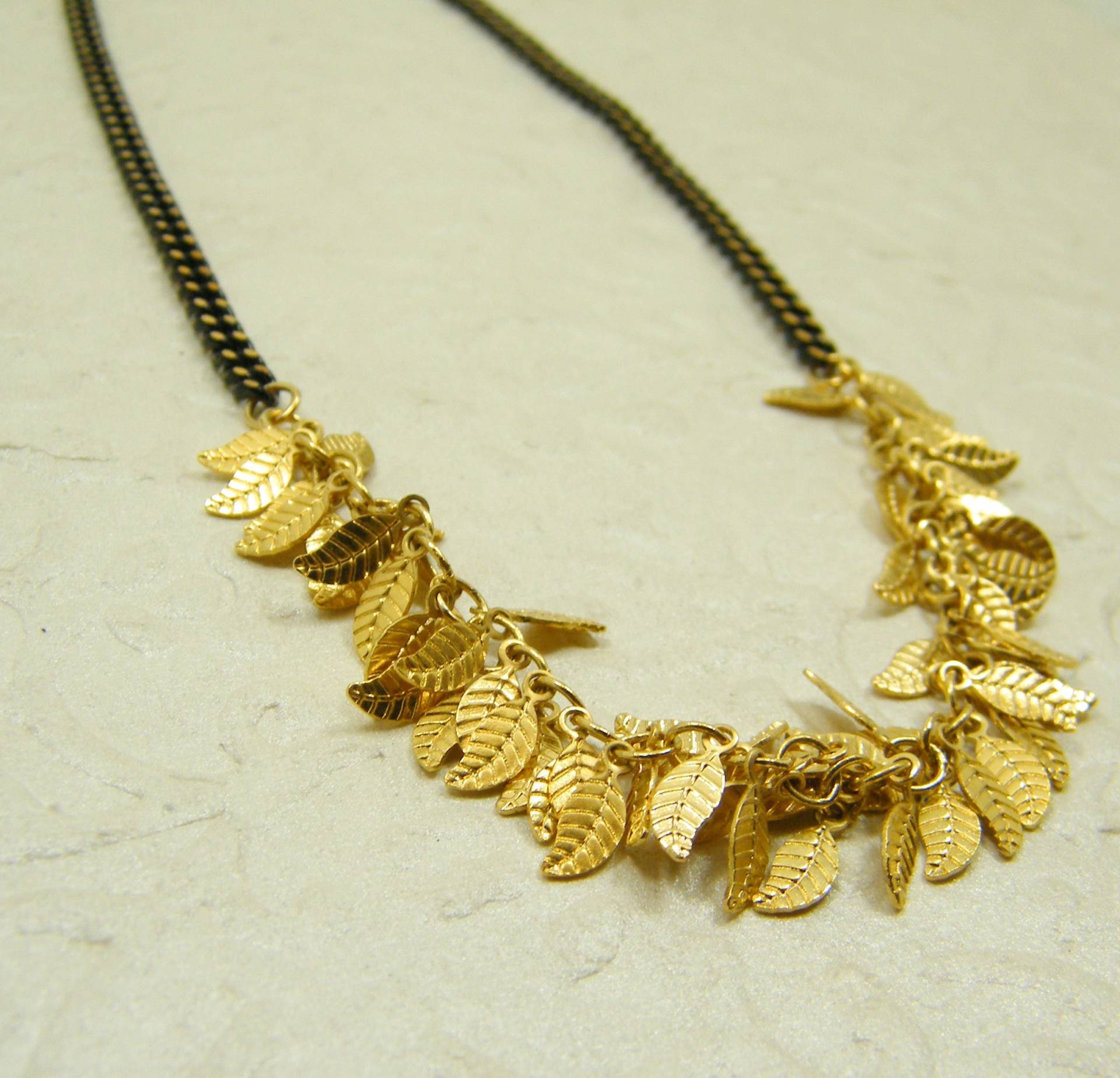 Gold-Schwarz Blätter-Anweisung Halskette von SheriEthnicJewelry