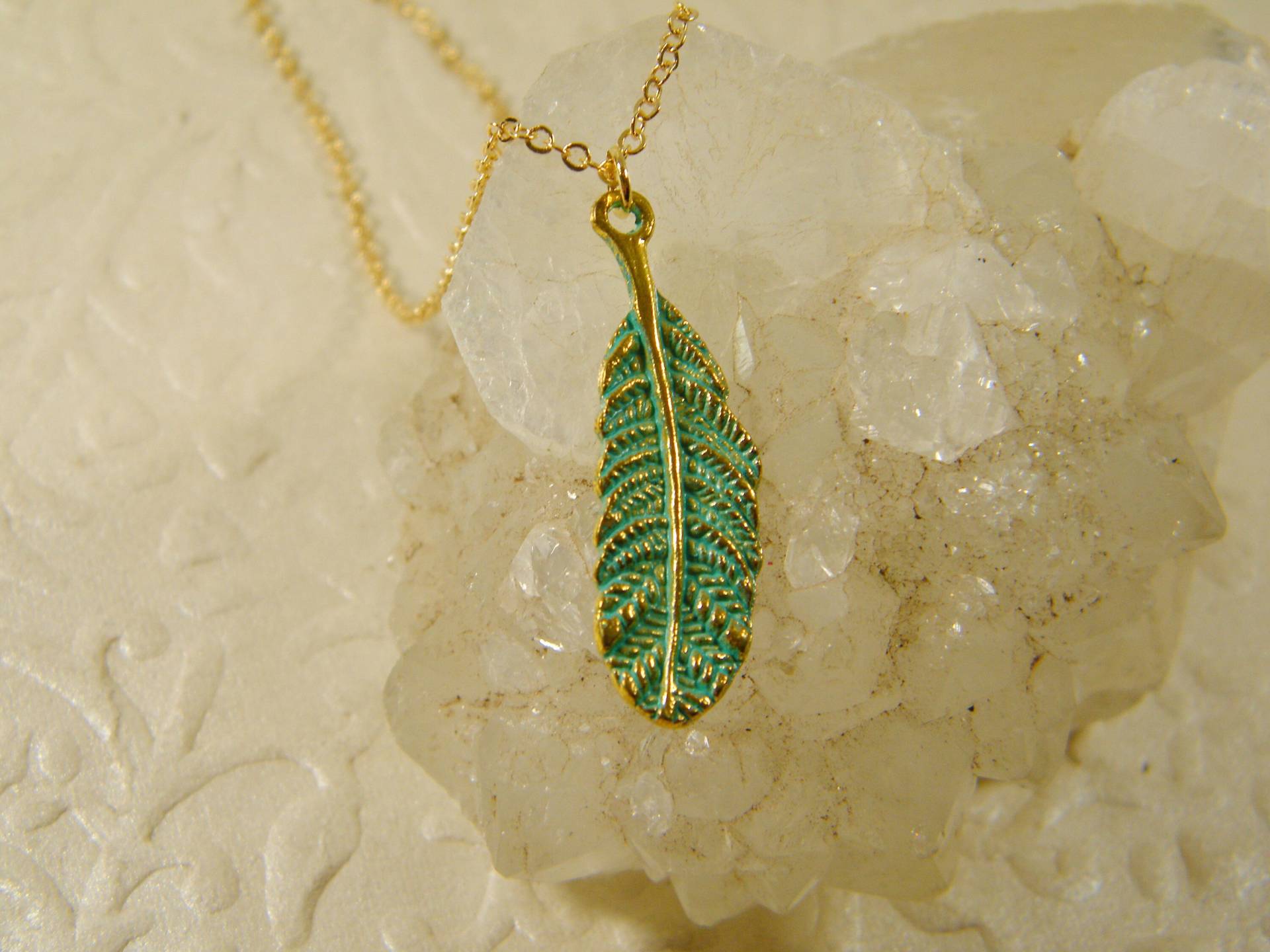 Grün Gold Halskette, Feder Gold Gefüllt Anhänger, Emaille Feder, Unisex Geschenk Für Sie, Ihn von SheriEthnicJewelry