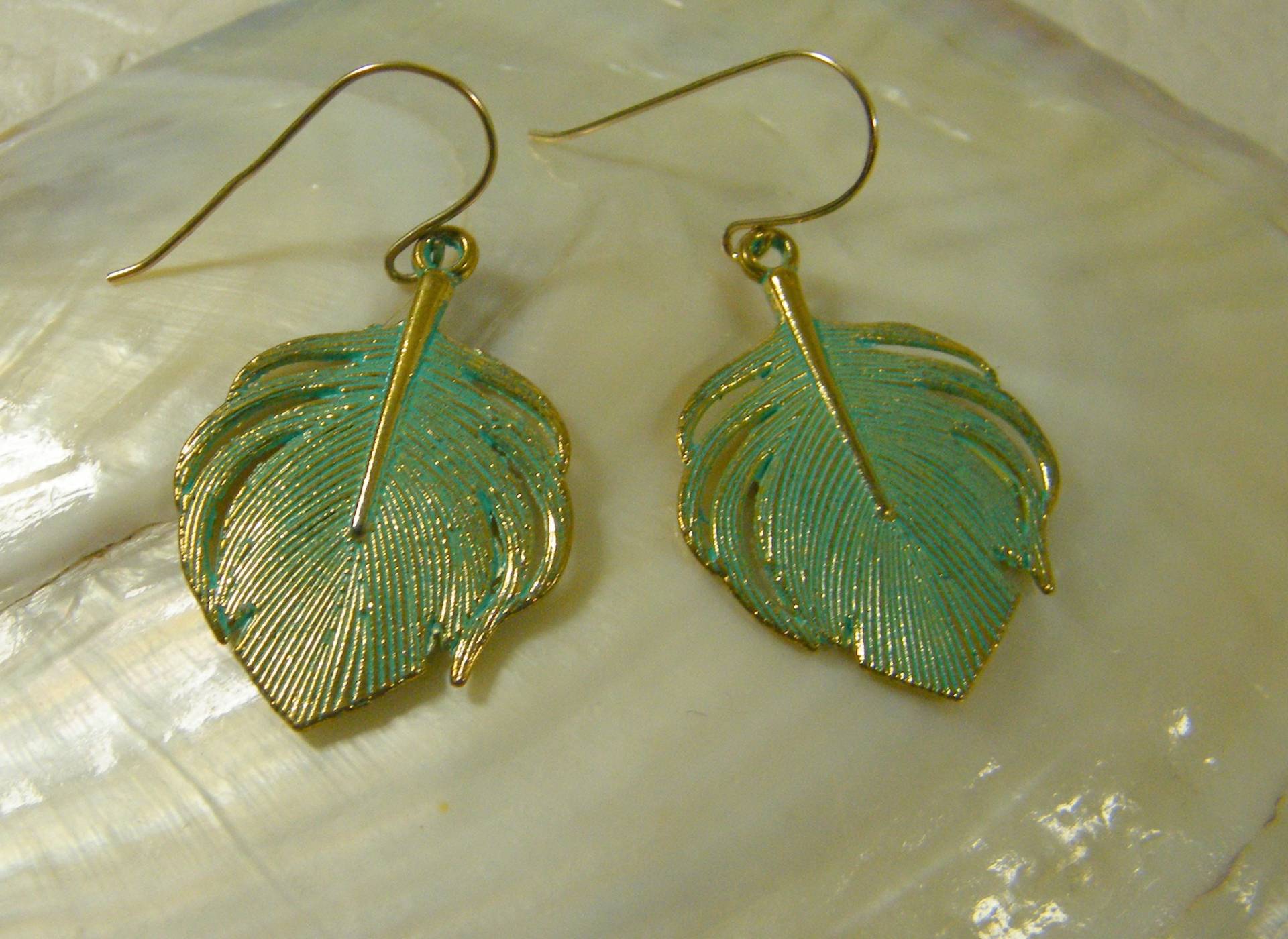 Grüne Blattblätter, Ohrringe, Messing Feder Gold Gefüllt Baumeln, Geschenk Für Frauen, Brautjungfer Geschenk, Emaille Ohrringe von SheriEthnicJewelry