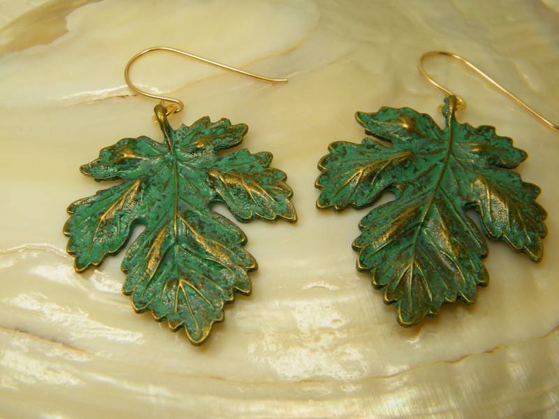 Grüne Gold Blätter, Ohrringe, Messing Feder Gold Gefüllt Baumeln, Geschenk Für Frauen, Brautjungfer Geschenk, Emaille Ohrringe von SheriEthnicJewelry