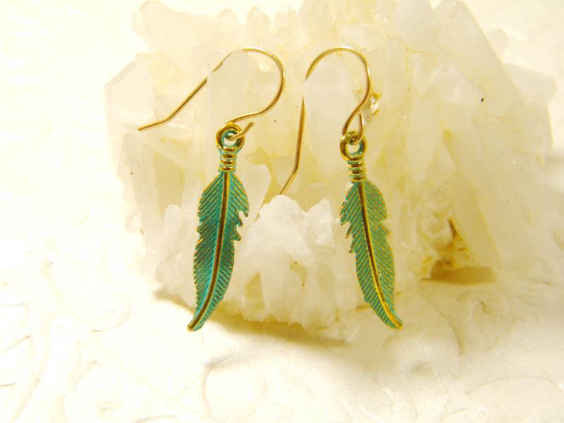 Grüne Gold Feder, Ohrringe, Messing Feder Gold Gefüllt Baumeln, Geschenk Für Frauen, Brautjungfer Geschenk, Emaille Ohrringe von SheriEthnicJewelry