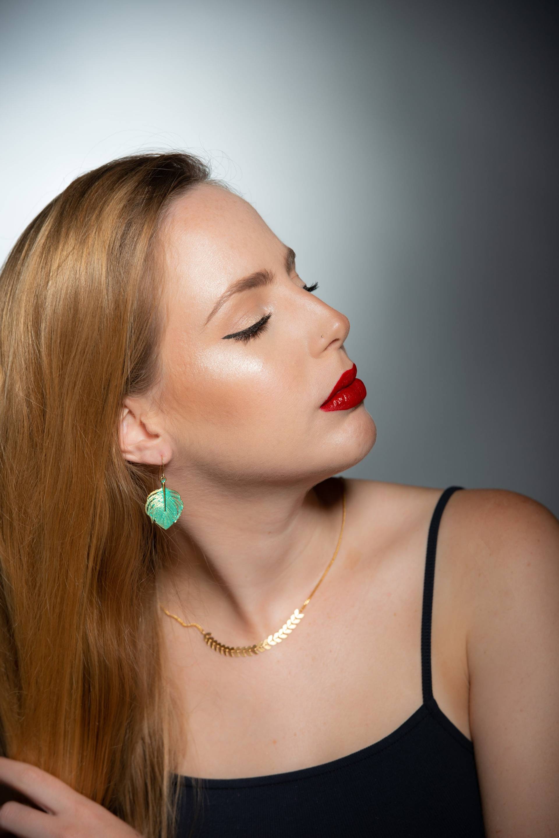 Grünes Blatt Gold Ohrringe von SheriEthnicJewelry