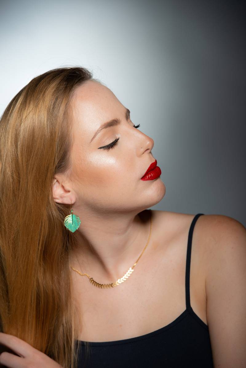 Grünes Blatt Gold Ohrringe von SheriEthnicJewelry