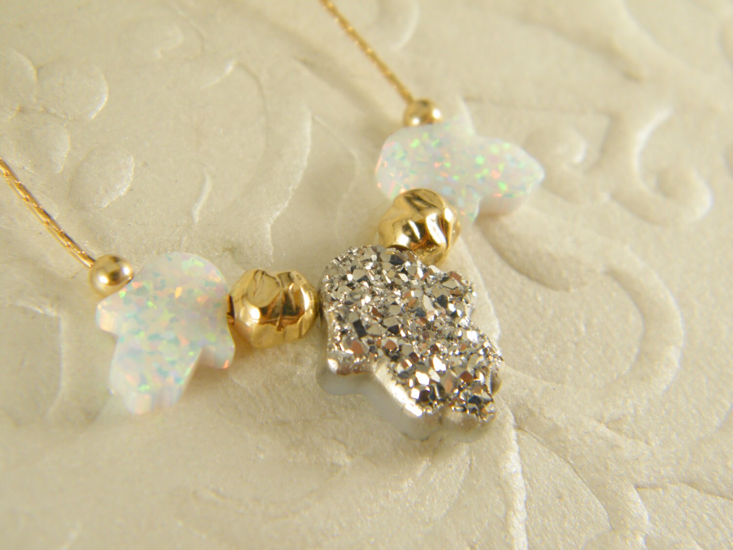 Hamsa Halskette, Druzy Anhänger, Weiße Opal Hamsa, Gold Gefüllt Grau Druzy Fatima Hand Schmuck, Auge Glänzend von SheriEthnicJewelry