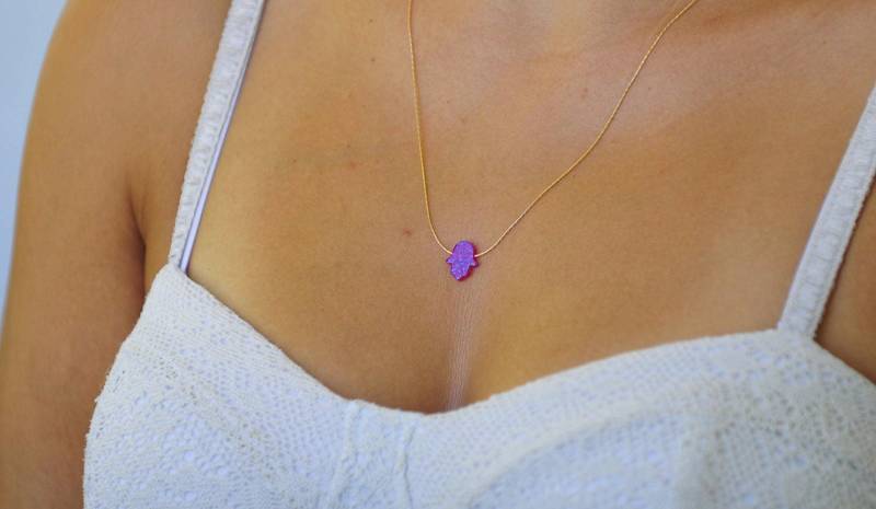 Hamsa Halskette, Lila Opal Hamsa, Gold Gefüllt Kleine Anhänger, Fatima Hand Schmuck, Auge Amethyst Schmuck von SheriEthnicJewelry