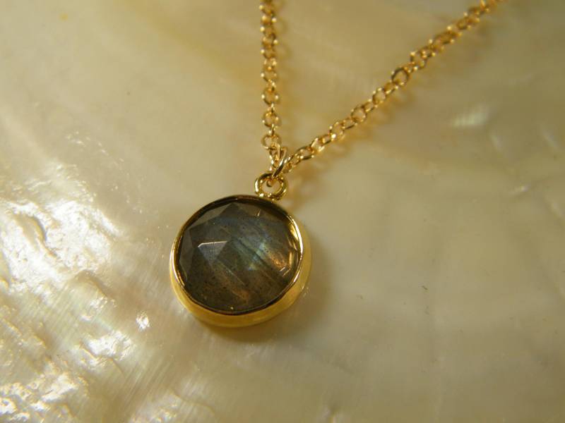 Labradorit Halskette, Gold Grau Stein Anhänger, Gefüllt Birthstone Zierliche Geschenk Für Sie von SheriEthnicJewelry