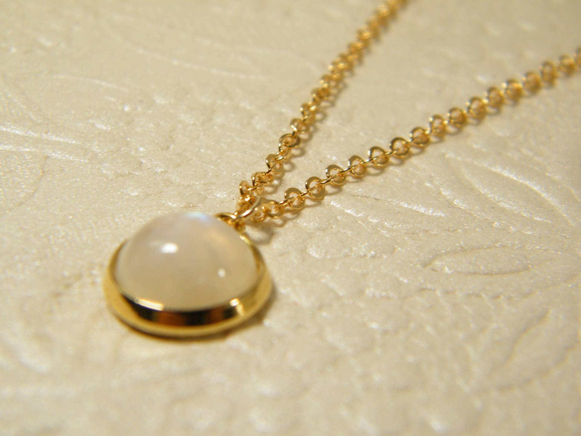 Mondstein Halskette, Gold Gefüllt Edelstein-Anhänger, Mondstein-Anhänger, Weißen Stein Anhänger, Birthstone Geschenk Für Sie von SheriEthnicJewelry