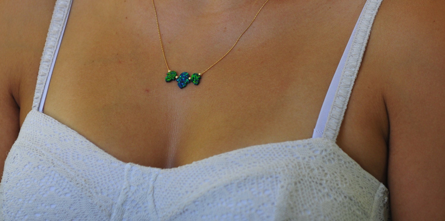 Opal Hamsa Halskette, Blau Grün Opal, Gold Gefüllt Kleine Anhänger, Fatima Hand Schmuck, Auge Israel Schmuck von SheriEthnicJewelry