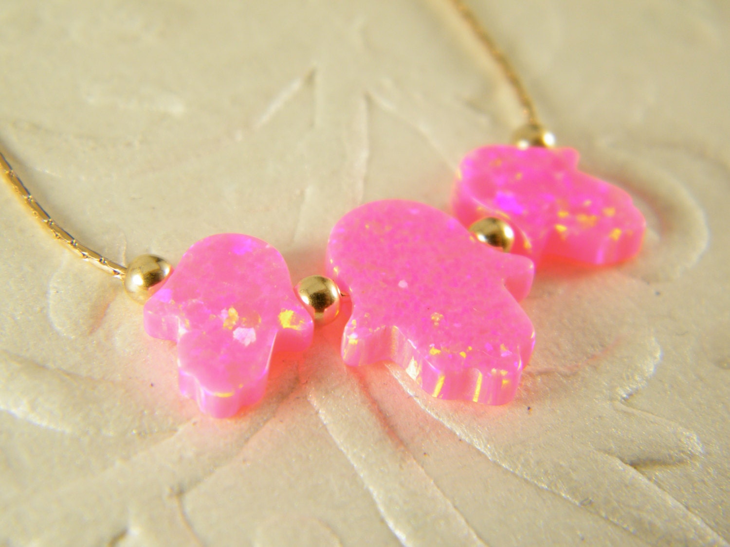 Opal Hamsa Halskette, Rose Rosa Opal, Gold Gefüllt Kleine Anhänger, Fatima Hand Schmuck, Auge Israel Schmuck von SheriEthnicJewelry