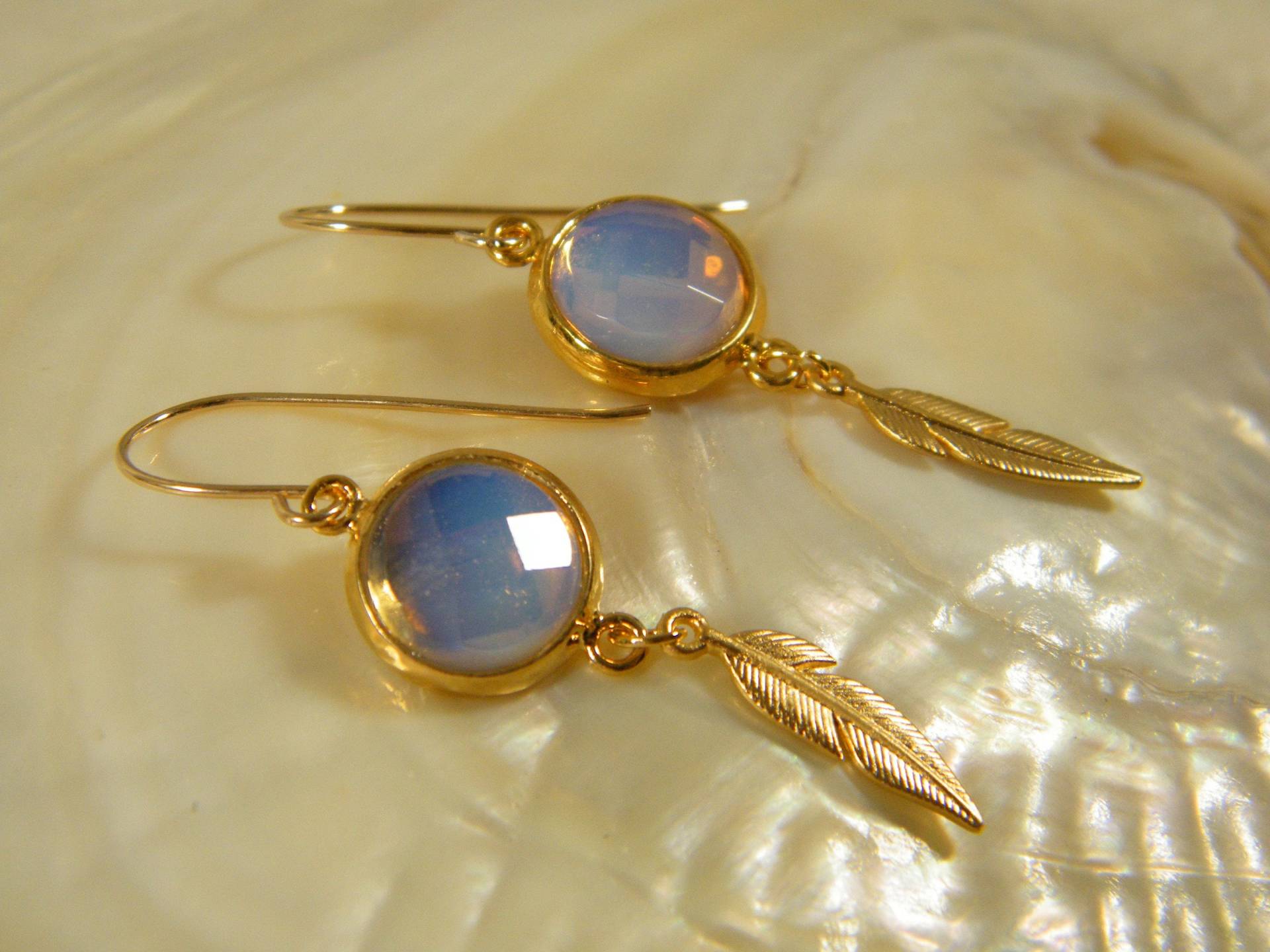 Opalitohrringe, Gold Gefüllt Ohrringe, Feder Weiße Edelstein Schmuck, Lange Ohrringe von SheriEthnicJewelry