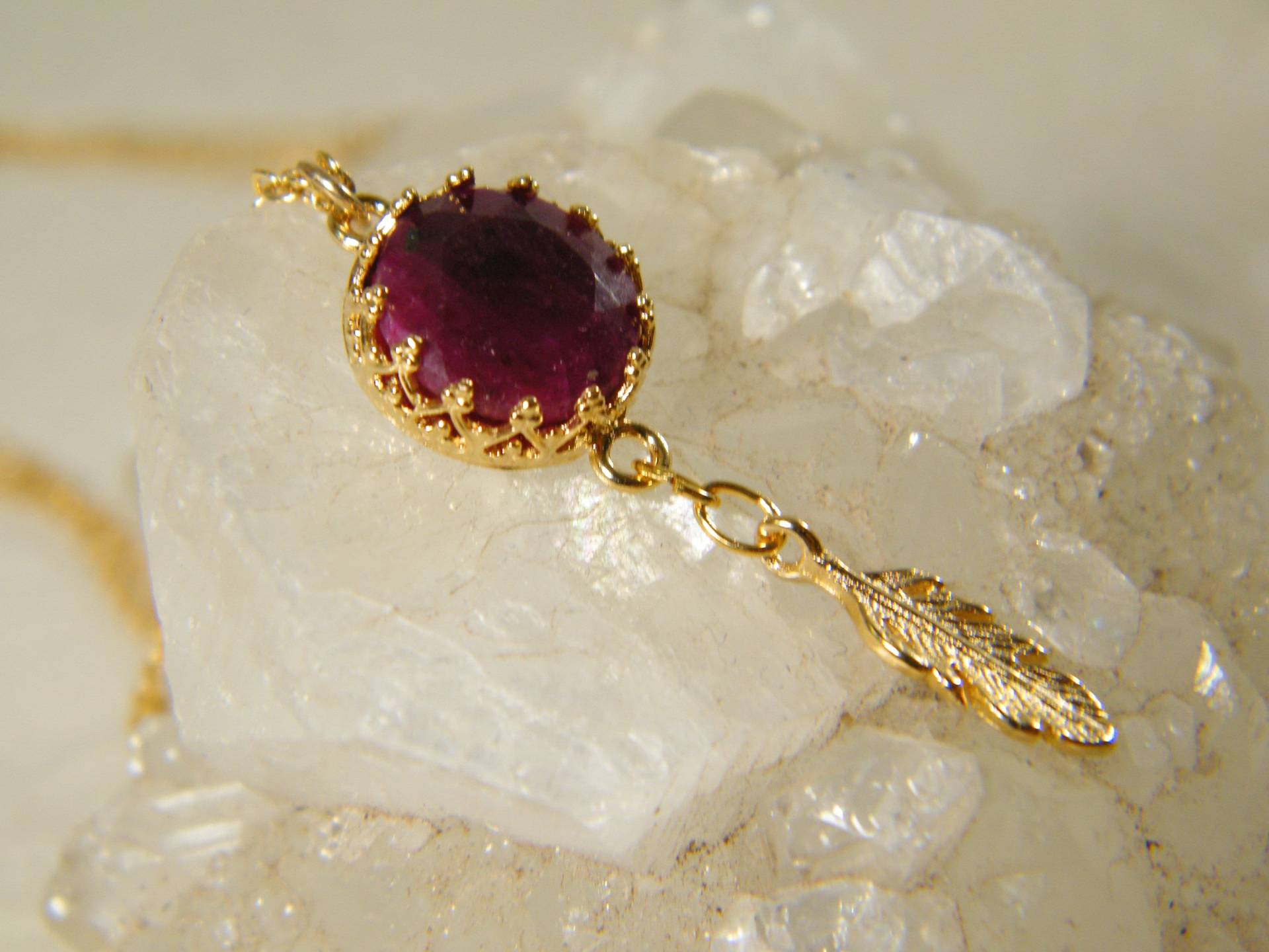 Rubin Halskette, Gold Gefüllt Feder Edelstein Anhänger, Roter Stein Geschenk Für Sie, Schmuck von SheriEthnicJewelry