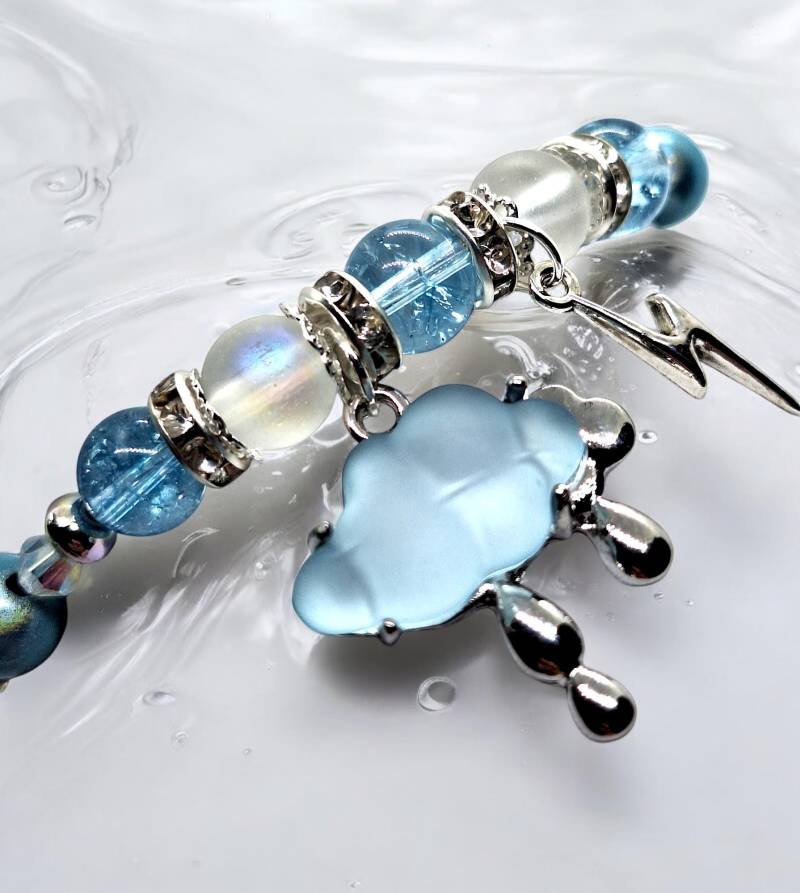 Beaded Blue Silver Bracelet With Cloud Umbrella Charms Pearl Fashion Jewelry Gift For Women & Girls Raindrops Autumn Fall Winter von SherlyPearlyJewelry