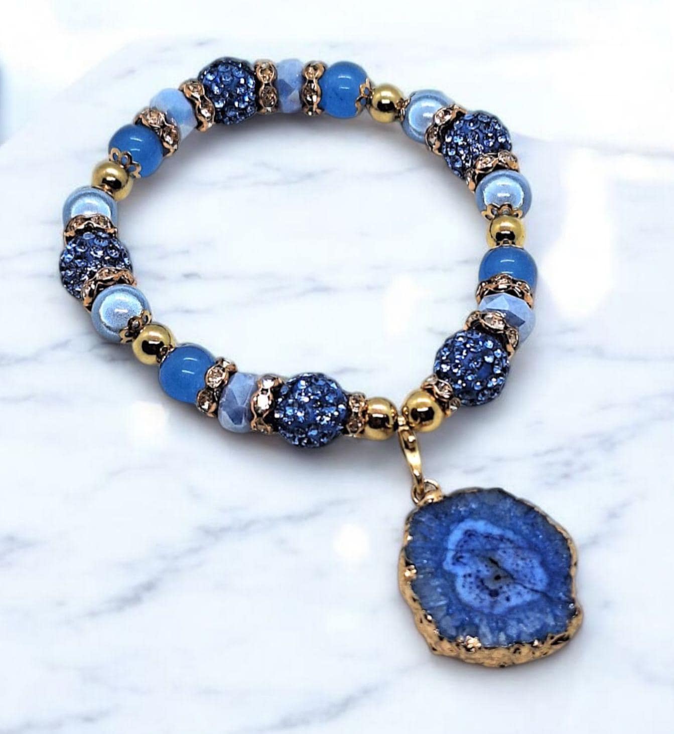 Elegant Beaded Bracelet With Geode Pendant Charm Beads Blue Grey Gold Natural Stone Quartz Gift For Woman Girlfriend Jewelry Accessories Elegant Beaded Bracelet With Geode Pendant Charm Beads Blue Grey Gold Natural Stone Quartz Gift For Woman Girlfriend Jewelry Accessories von SherlyPearlyJewelry