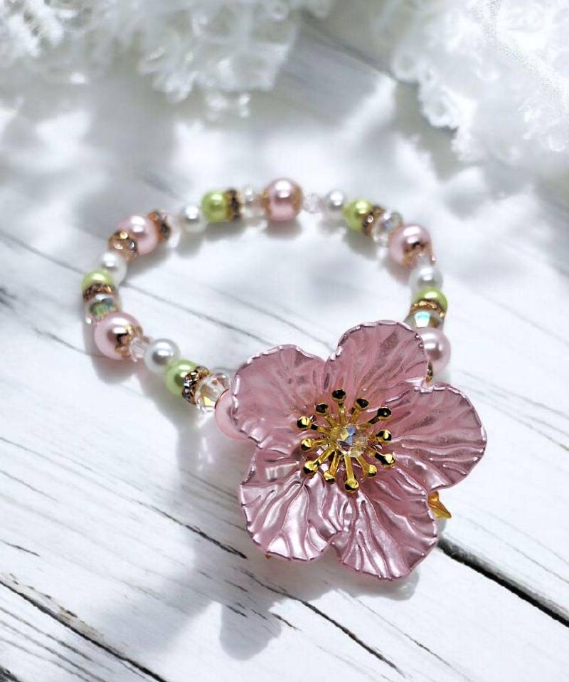 Hübsches Armband Bracelet Blüten Blumen Perlen Anhänger Charms Schmuck Geschenk Geburtstag Elastisch Frühling Spring Weiß Gold Grün Rosa von SherlyPearlyJewelry