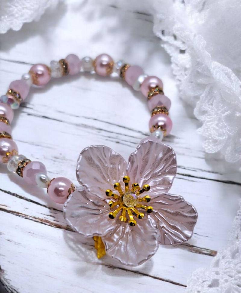 Hübsches Armband Bracelet Blüten Blumen Perlen Anhänger Charms Schmuck Geschenk Geburtstag Elastisch Frühling Spring Weiß Gold Rosa Spacer von SherlyPearlyJewelry