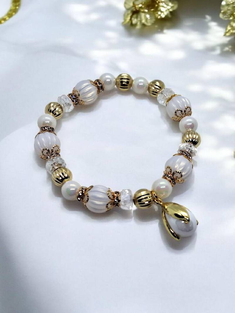 Hübsches Armband Bracelet Knospe Blüten Blumen Perlen Anhänger Charms Schmuck Geschenk Geburtstag Elastisch Frühling Spring Weiß Gold Ostern von SherlyPearlyJewelry