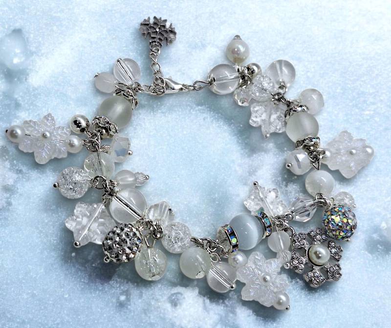 Softly Falls The Snow - Delicate Winter Beaded Bracelet With Silver & White Snowflake Charm, Christmas Gift For Her, Nostalgia, Geschenk von SherlyPearlyJewelry