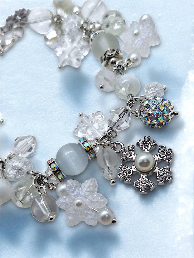 Softly Falls The Snow - Delicate Winter Beaded Bracelet With Silver & White Snowflake Charm, Christmas Gift For Her, Nostalgia, Geschenk von SherlyPearlyJewelry