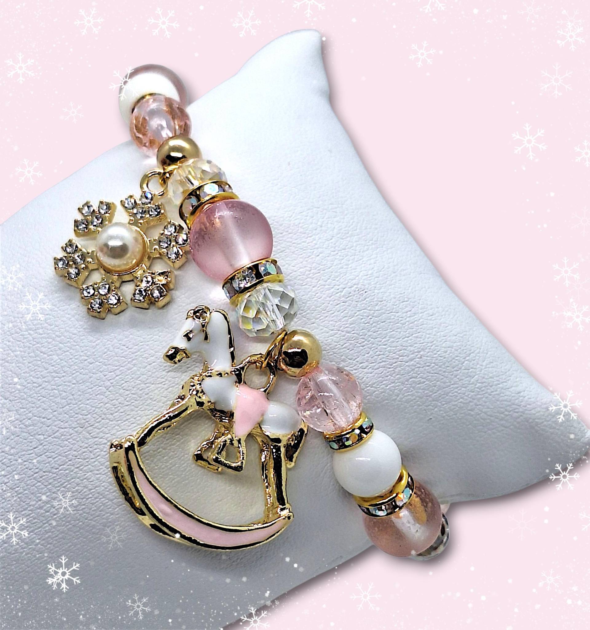 Tomorrow Comes Santa Claus, Pastel Pink White Gold Beaded Bracelet With Rocking Horse & Snowflake Charm, Christmas Gift For Her, Nostalgia von SherlyPearlyJewelry
